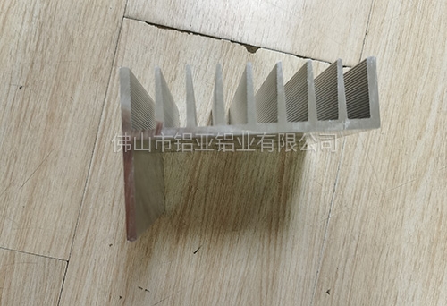 工業散熱器鋁（lǚ）型材
